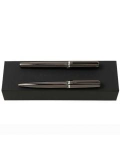 The Hugo Boss, Gear Gunmetal Gift Set includes a bespoke ballpoint and fountain pen from the Gear range. Both finished in gunmetal and feature a silver band engraved with the Hugo Boss name.